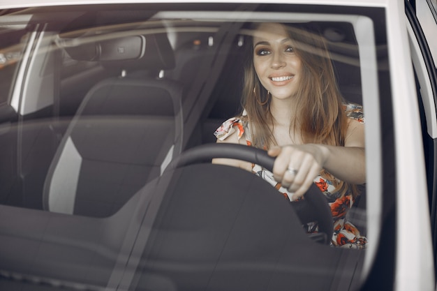 Foto grátis mulher elegante e elegante em um salão de beleza do carro