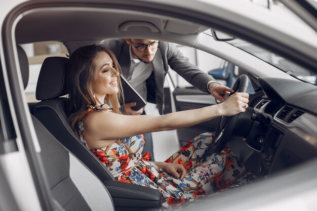 Mulher elegante e elegante em um salão de beleza do carro