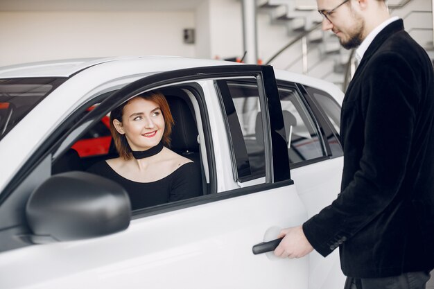 Mulher elegante e elegante em um salão de beleza do carro