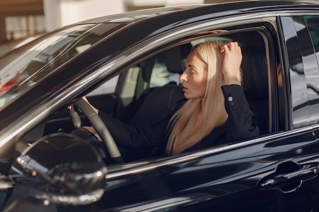 Mulher elegante e elegante em um salão de carro