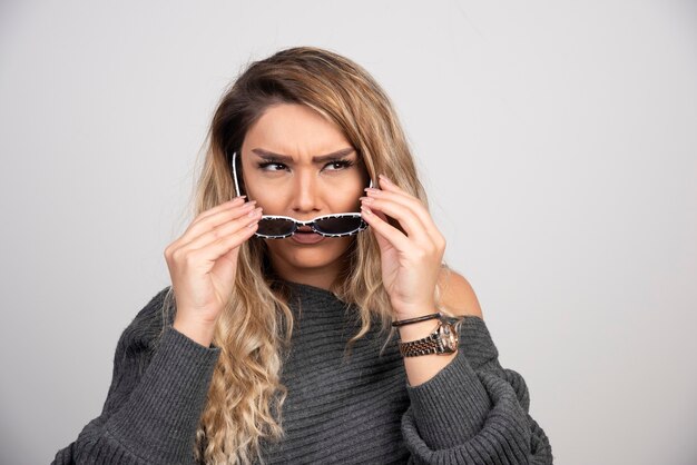 Foto grátis mulher elegante em óculos, sentindo-se preocupada.