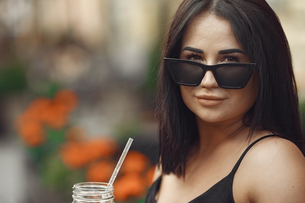 Foto grátis mulher elegante em uma cidade de verão