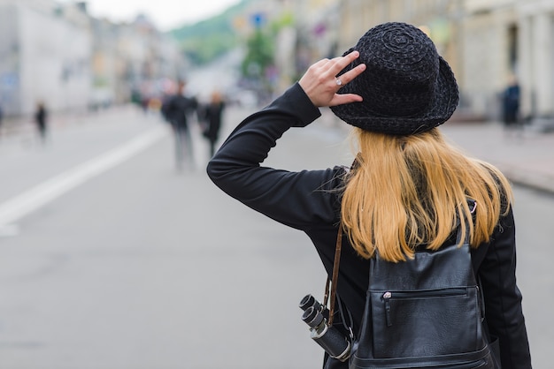 Mulher elegante na rua da cidade