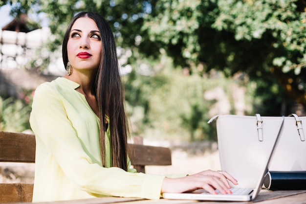 Mulher elegante no laptop