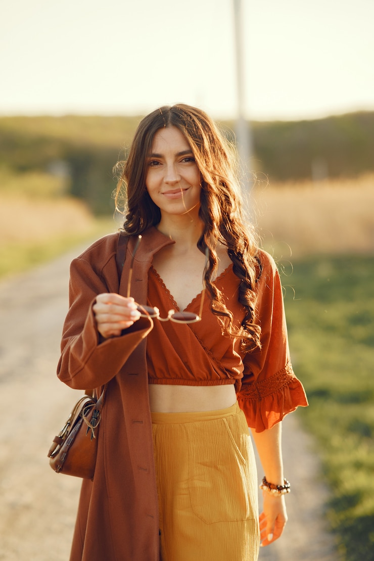 Foto grátis mulher elegante, passar o tempo em um campo de verão