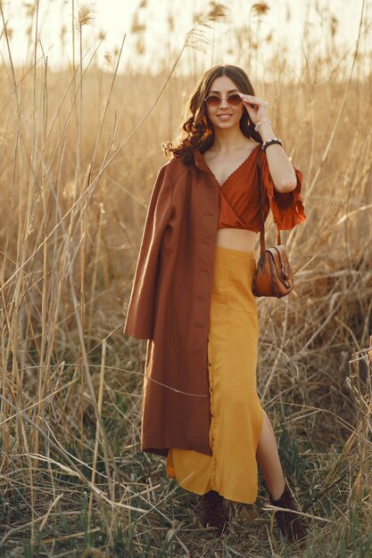 Mulher elegante, passar o tempo em um campo de verão