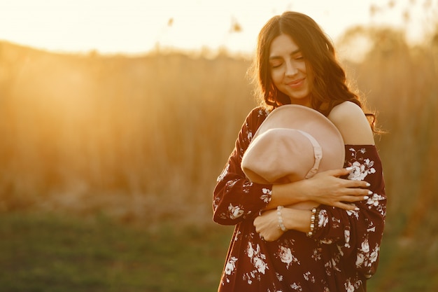 Foto grátis mulher elegante, passar o tempo em um campo de verão