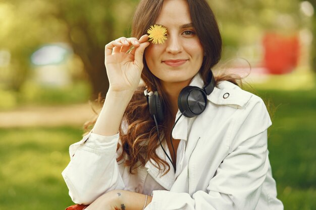 Mulher elegante, passar o tempo em um parque primavera