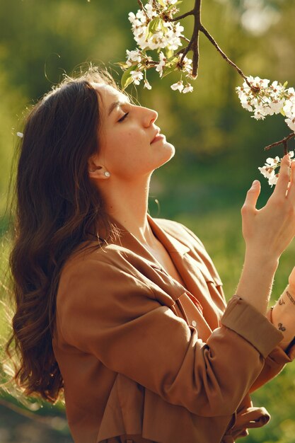 Mulher elegante, passar o tempo em um parque primavera