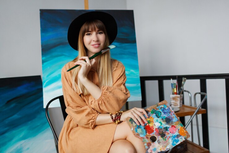 Foto grátis mulher elegante posando com novo seu trabalho de arte.