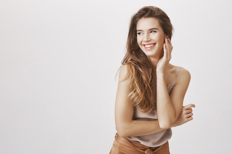 Foto grátis mulher elegante, rindo e glamour olhando à esquerda