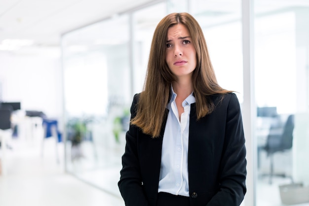 Foto grátis mulher elegante sad