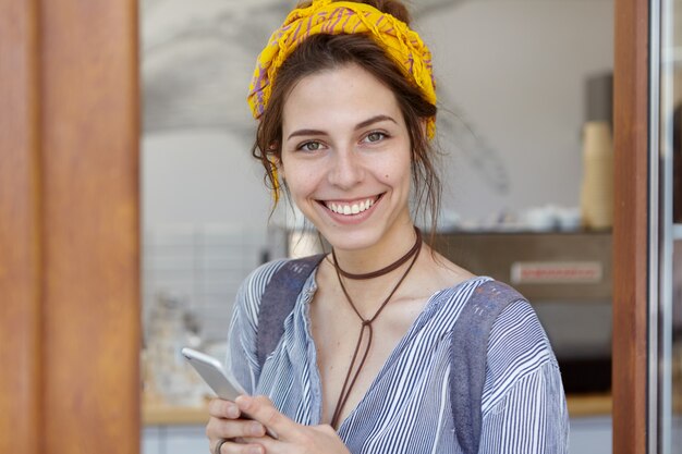 Mulher elegante usando lenço amarelo