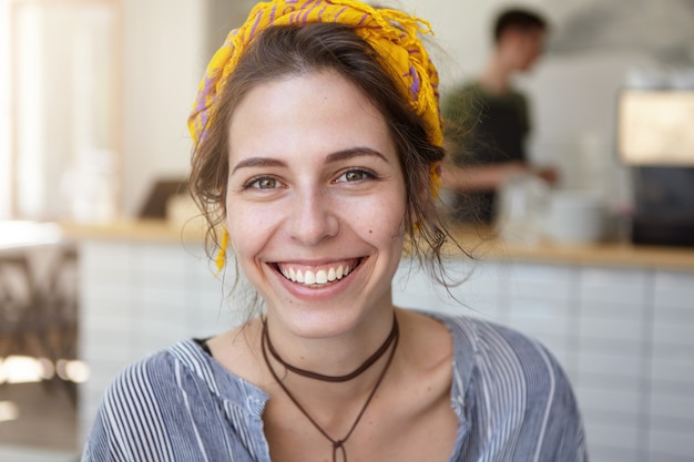 Mulher elegante usando lenço amarelo