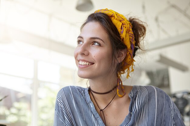 Foto grátis mulher elegante usando lenço amarelo