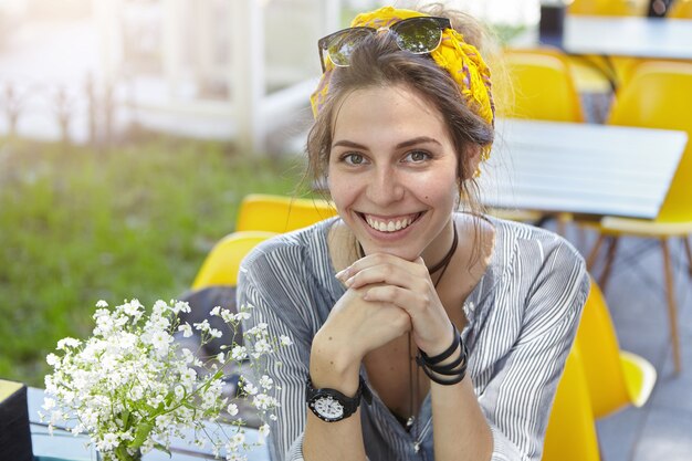 Mulher elegante usando lenço amarelo