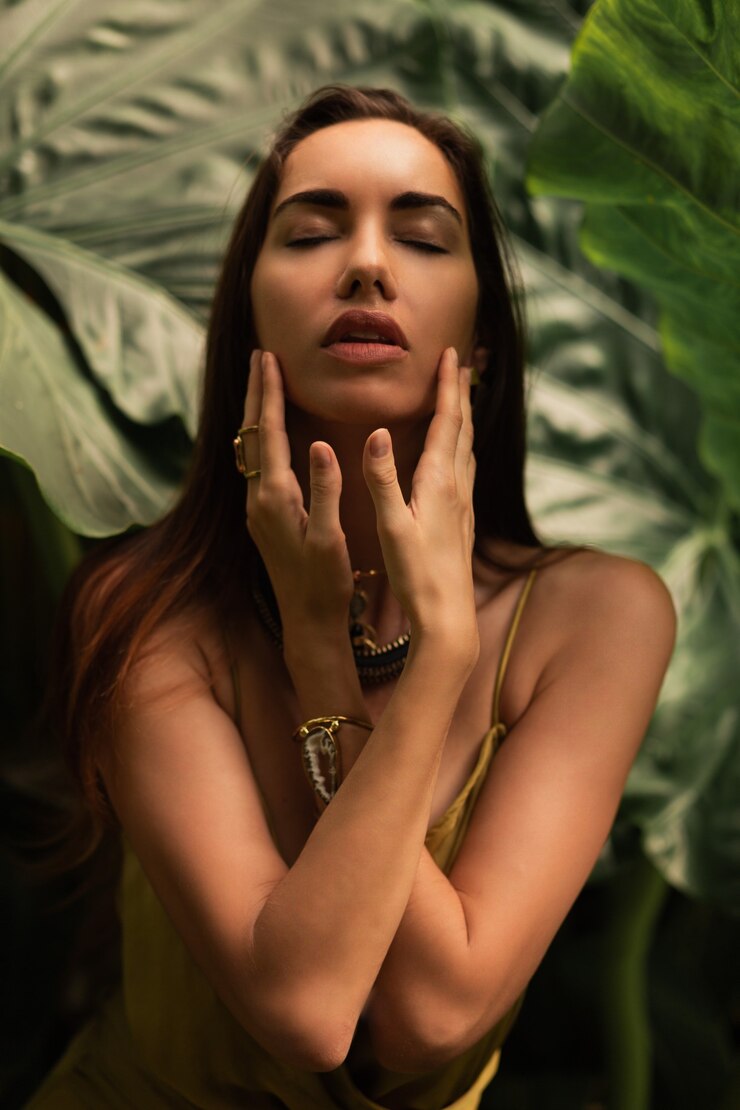 Foto grátis mulher elegante vestido de seda posando na floresta tropical chuvosa.