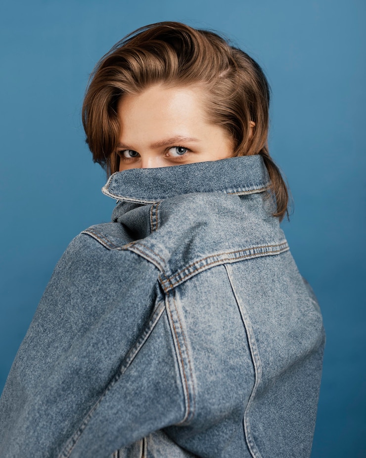 Foto grátis mulher elegante vestindo jaqueta jeans