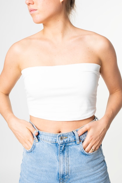 Foto grátis mulher em bandeau branco top simples fotos de roupas de verão