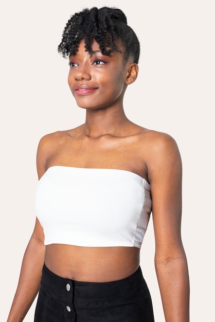 Mulher em bandeau branco top simples fotos de roupas de verão