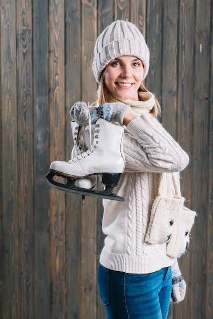 Foto grátis mulher, em, boné, com, patins, atrás de, costas