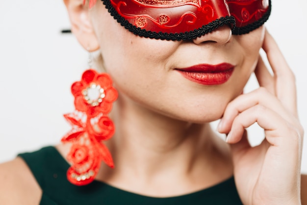 Foto grátis mulher, em, brilhante, vermelho, carnaval, máscara