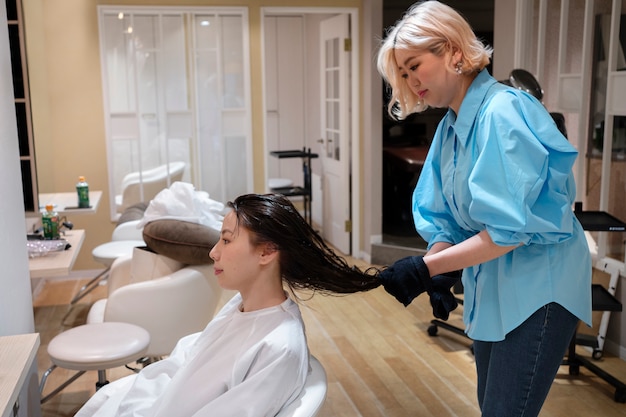 Foto grátis mulher em cabeleireiros japoneses fazendo o cabelo