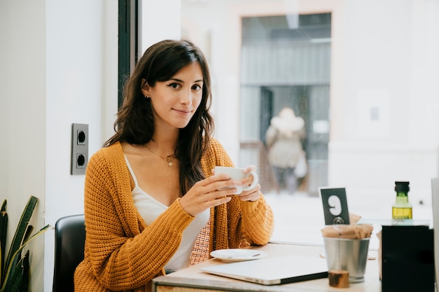 Foto grátis mulher, em, café, olhando câmera