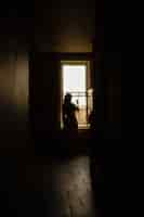 Foto grátis mulher em casa com luzes misteriosas ao seu redor