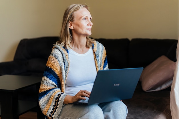 Foto grátis mulher em casa durante o auto-isolamento com laptop