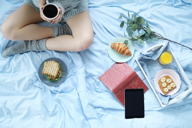 Mulher em casa tomando café da manhã