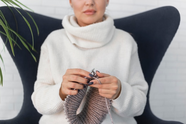 Foto grátis mulher em casa tricotando de perto