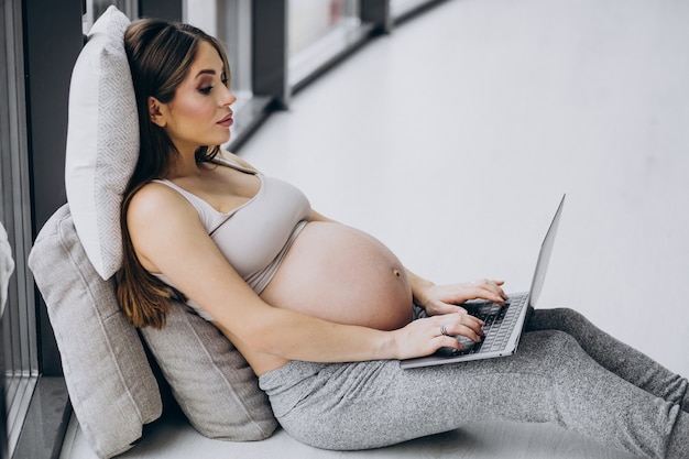 Mulher em casa usando computador