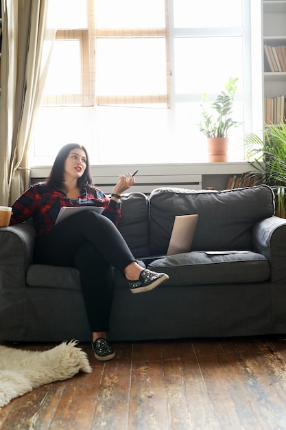 Foto grátis mulher em casa