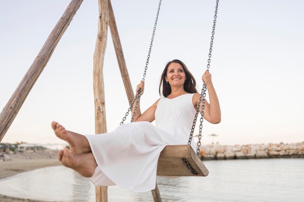 Foto grátis mulher em cena completa balançando ao ar livre