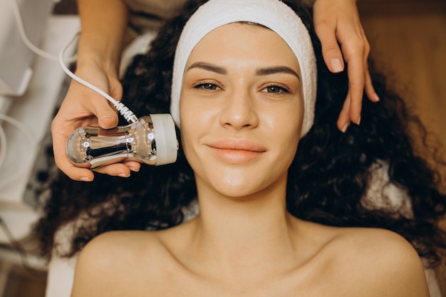 Mulher em cosmetologista fazendo procedimentos de beleza