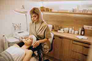 Foto grátis mulher em cosmetologista fazendo procedimentos de beleza