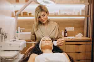 Foto grátis mulher em cosmetologista fazendo procedimentos de beleza
