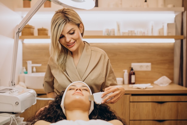 Foto grátis mulher em cosmetologista fazendo procedimentos de beleza