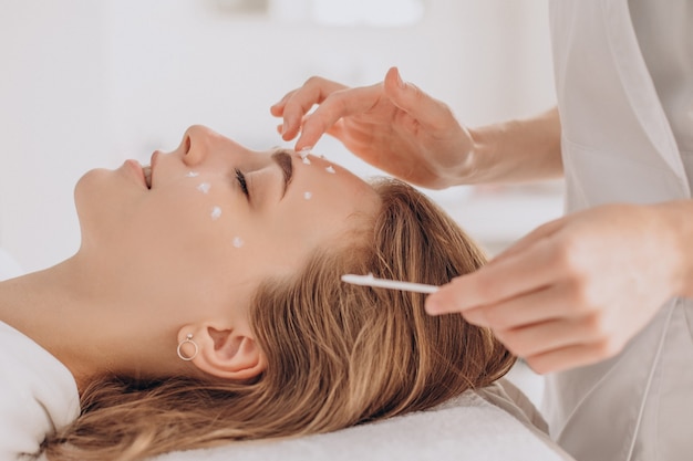 Mulher em cosmetologista fazendo tratamento de beleza