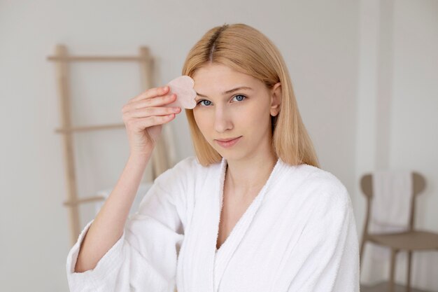 Mulher em curso procedimento de rosto gua sha