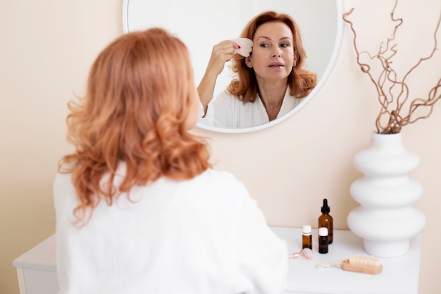 Foto grátis mulher em curso procedimento de rosto gua sha