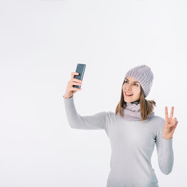 Mulher, em, echarpe, e, chapéu, levando, selfie
