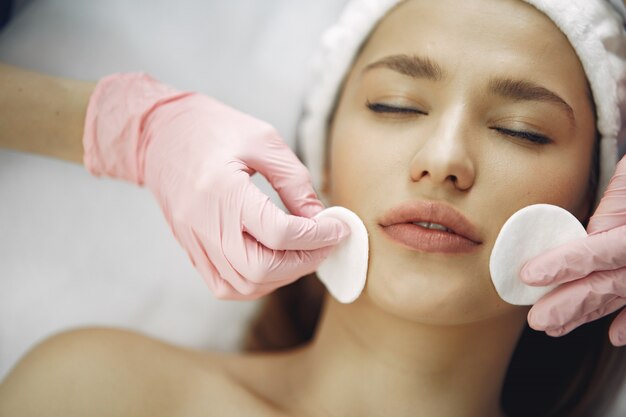 Mulher em estúdio de cosmetologia em um procedimento