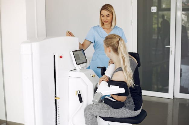 Mulher em fisioterapia fazendo exercícios físicos com terapeuta qualificado