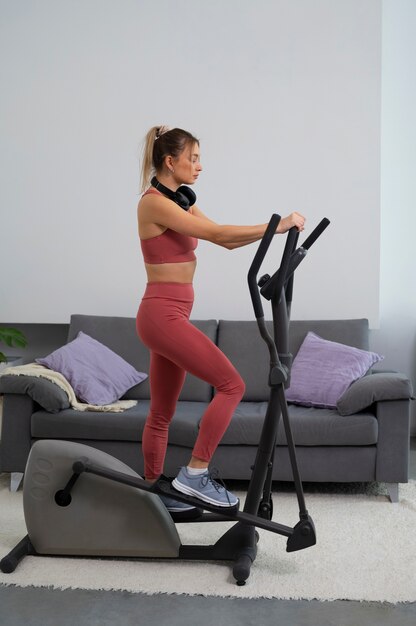 Mulher em forma em bicicleta de exercício