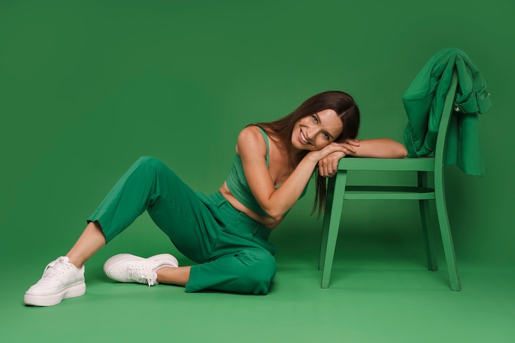 Foto grátis mulher em foto posando com roupa verde
