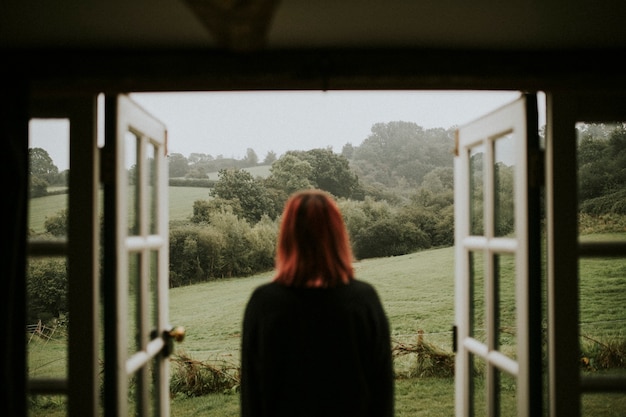 Foto grátis mulher em frente a casa