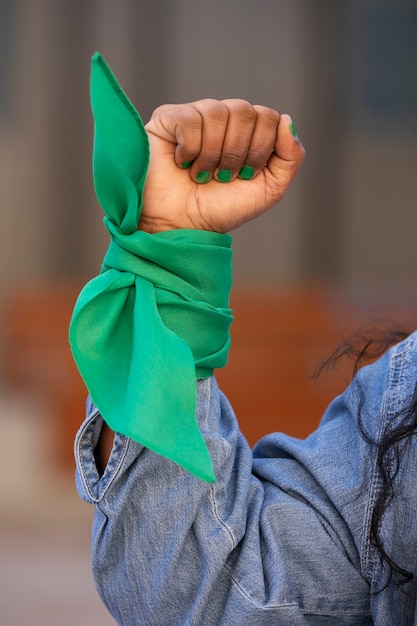 Mulher em frente a protestar ao ar livre