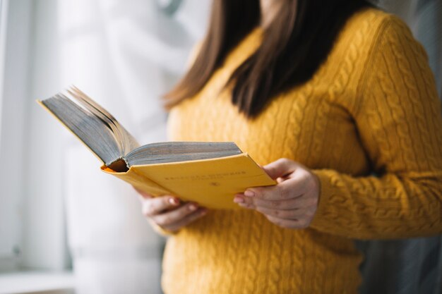 Mulher, em, jumper, livro leitura